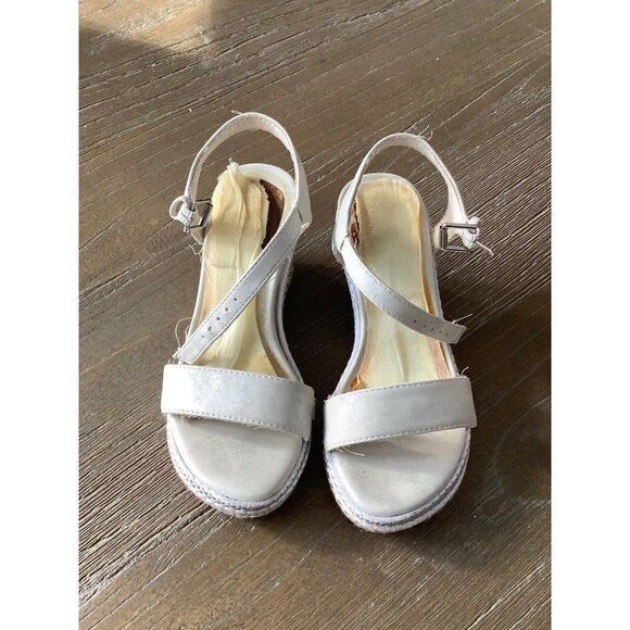 Stuart Weitzman girls wedge sandals Sz 11 dressy wedding silver shoes - Picture 2 of 6